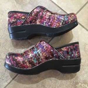 Dansko patterned women’s slip on clogs Sz 38 (8).